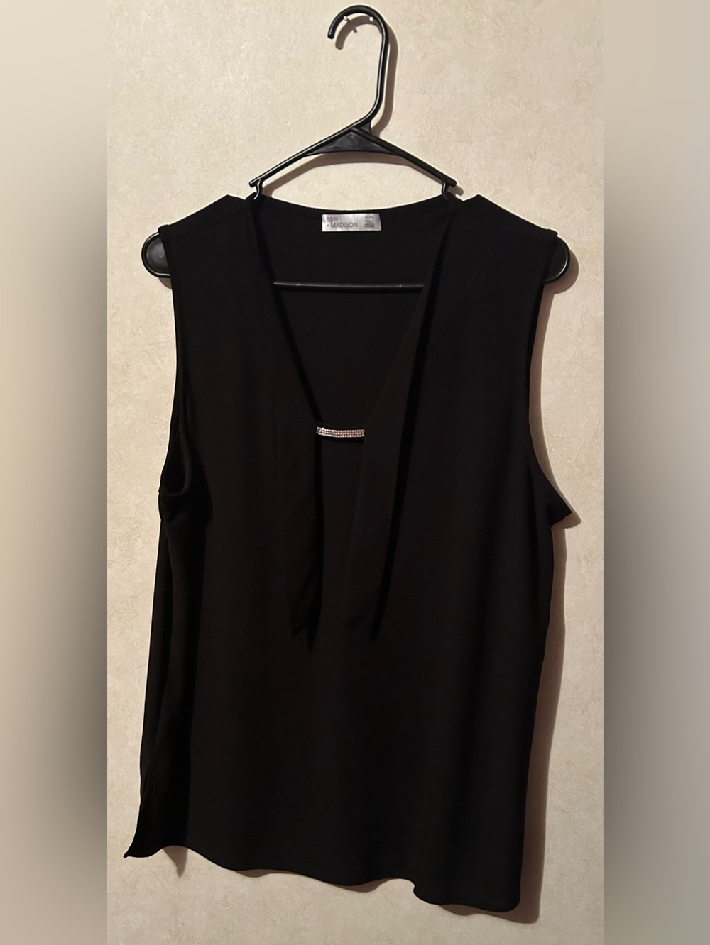 89th & Madison XL Black Sleeveless V-Neck Blouse